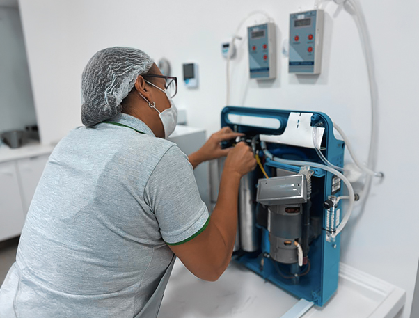 Técnico avaliando equipamento respiratório
